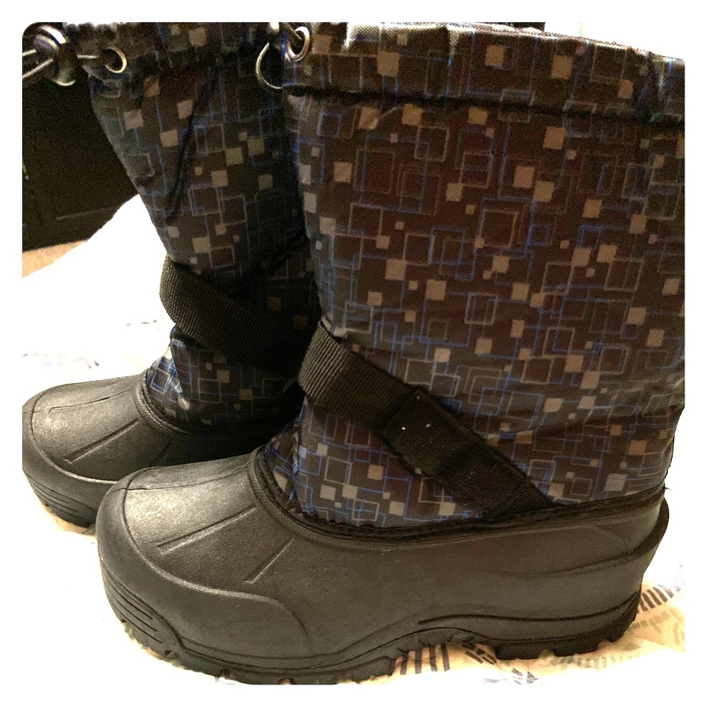 🥾❄️ Barely used Boys size 7 Snow boots!